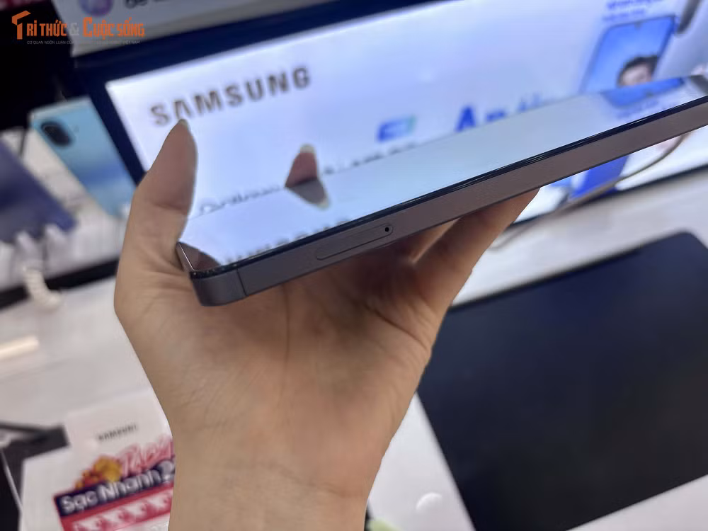 Khả năng quay video Full HD 1080p@30fps trên cả hai camera giúp người dùng có thể ghi lại nội dung phục vụ học tập hoặc công việc một cách dễ dàng, với màu sắc cân bằng và độ nét đủ dùng cho các nhu cầu cơ bản.