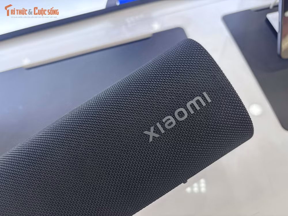 Độ bền của sản phẩm cũng được đảm bảo với chuẩn kháng bụi và nước IP67, giúp loa có thể hoạt động ổn định dưới mưa nhẹ hoặc trong môi trường nhiều bụi, dù người dùng vẫn cần tránh việc ngâm nước lâu để duy trì độ bền lâu dài của thiết bị.