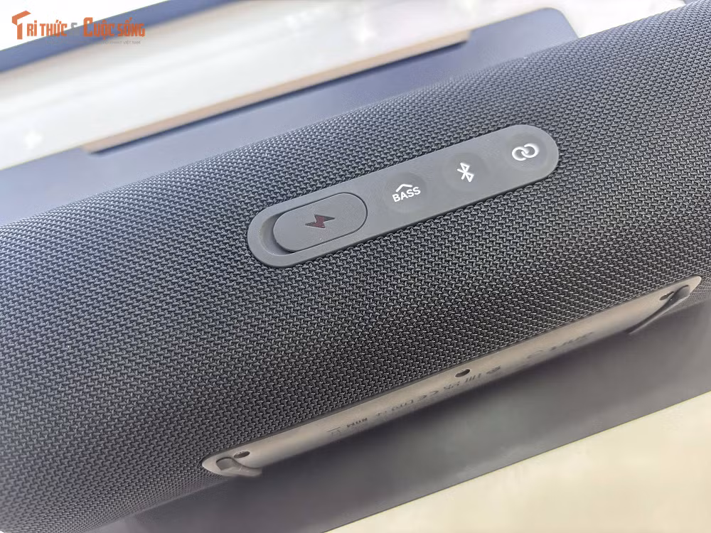 Về thiết kế, loa có kích thước 255 x 92 x 92 mm và trọng lượng khoảng 1,2 kg, đi kèm tay cầm được tích hợp khéo léo bên trong thân máy, giúp người dùng dễ dàng mang theo trong quá trình di chuyển mà vẫn đảm bảo tính thẩm mỹ và sự gọn gàng tổng thể.