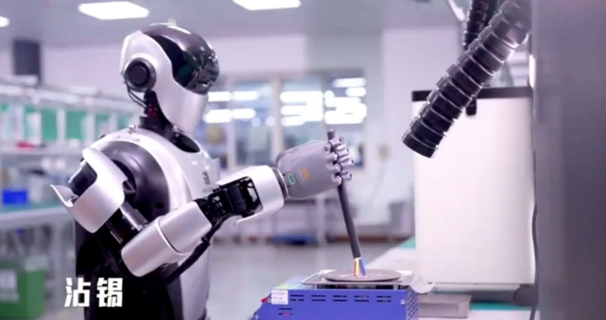 Sau huấn luyện, robot được đưa vào nhà máy ô tô, ngành năng lượng và logistics để thay thế con người ở các công việc nặng nhọc, nguy hiểm.