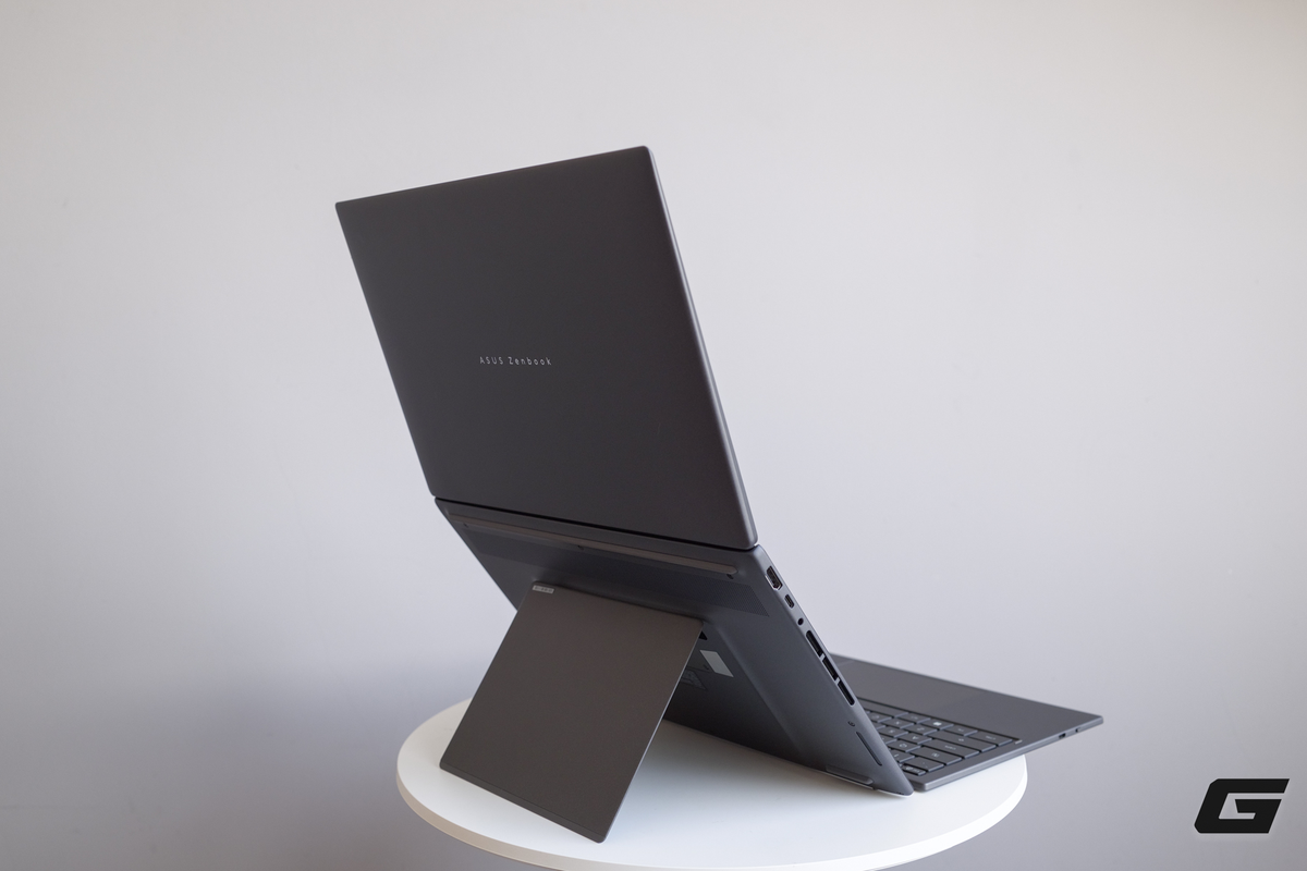 Thiết kế mới giúp người dùng có thể đặt bàn phím trên bàn hoặc đùi, tạo trải nghiệm giống setup desktop thu nhỏ, phù hợp cho làm việc di động.(Genk)