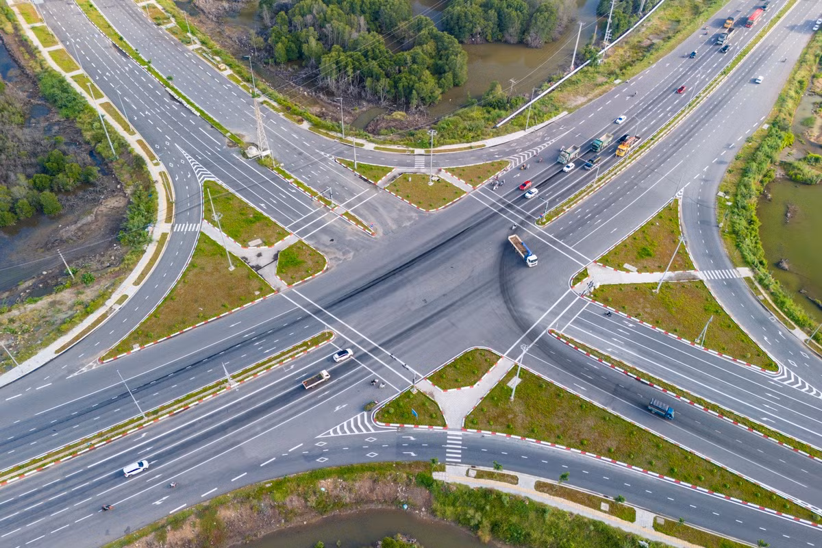 Nút giao với Quốc lộ 51 đã hoàn thành mở rộng lên 8-10 làn xe. Hệ thống biển báo, vỉa hè, cây xanh, thảm cỏ đã được thi công hoàn thiện.