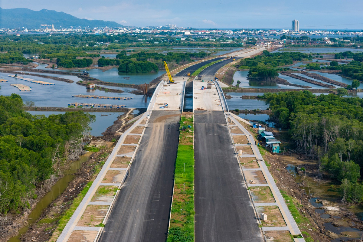 Sau gần hai năm thi công, hạng mục cầu Cây Khế 2 đang bước vào giai đoạn hoàn thiện mặt cầu và đã thảm nhựa hai đầu đường dẫn. Trên công trường, hàng chục công nhân và máy móc thi công khẩn trương các hạng mục còn lại như lan can, dải phân cách, hệ thống chiếu sáng.