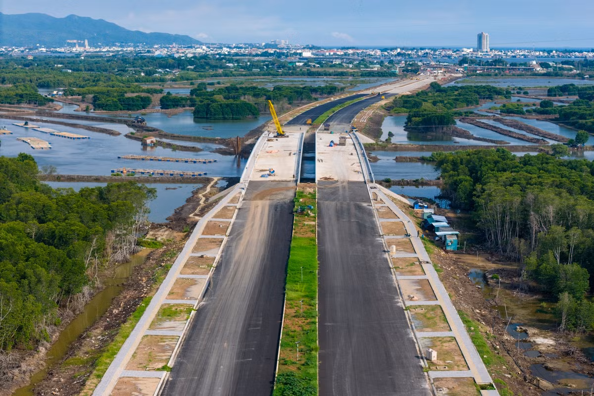 Sau gần hai năm thi công, hạng mục cầu Cây Khế 2 đang bước vào giai đoạn hoàn thiện mặt cầu và đã thảm nhựa hai đầu đường dẫn. Trên công trường, hàng chục công nhân và máy móc thi công khẩn trương các hạng mục còn lại như lan can, dải phân cách, hệ thống chiếu sáng.