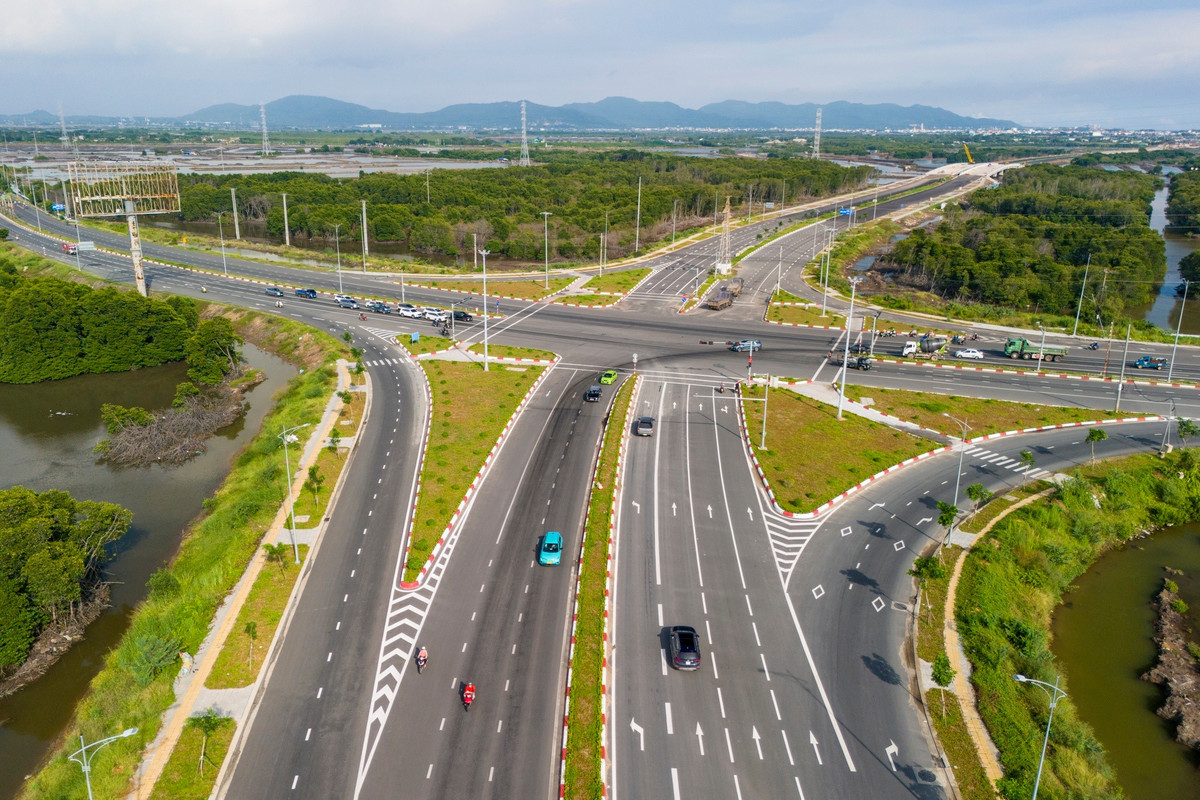 Tuyến đường ven biển hiện hữu nối TP.HCM với Lâm Đồng đã được xây dựng gần 20 năm trước. Tháng 6/2023, UBND tỉnh Bà Rịa - Vũng Tàu (cũ) khởi công nâng cấp đường ven biển này lên 6-8 làn xe, vận tốc thiết kế 80 km/h. Trong ảnh là tuyến đường Trường Sa dài hơn 8 km nối xã đảo Long Sơn với phường 12, TP Vũng Tàu (cũ) đã được mở rộng 6 làn xe.