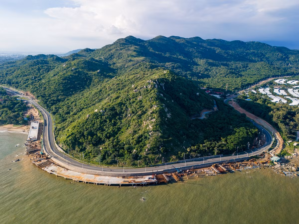 Đoạn đường qua Đèo Nước Ngọt đang được nhà thầu mở rộng bằng phương pháp xây dựng cầu cạn.
