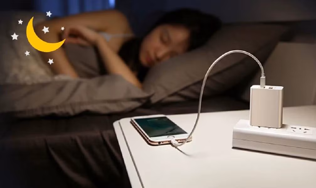 2. Sạc đầy 100% qua đêm hay dùng cạn về 0% đều là hành động gây “lão hóa” nhanh cho pin.