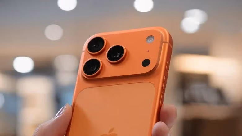 Trên mặt lưng iPhone Pro và Pro Max, ngoài các ống kính quen thuộc còn có một “chấm đen” khiến nhiều người tò mò.