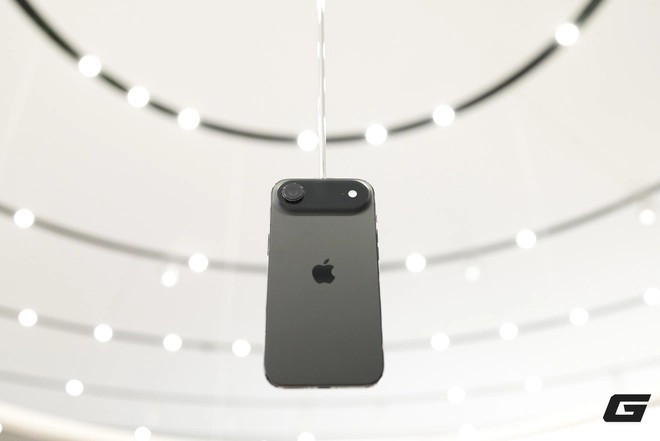 1. iPhone Air gây sốt với độ mỏng chỉ 5,64 mm, thiết kế tối giản và cảm giác cầm tay cực kỳ thoải mái. (Ảnh: Genk)