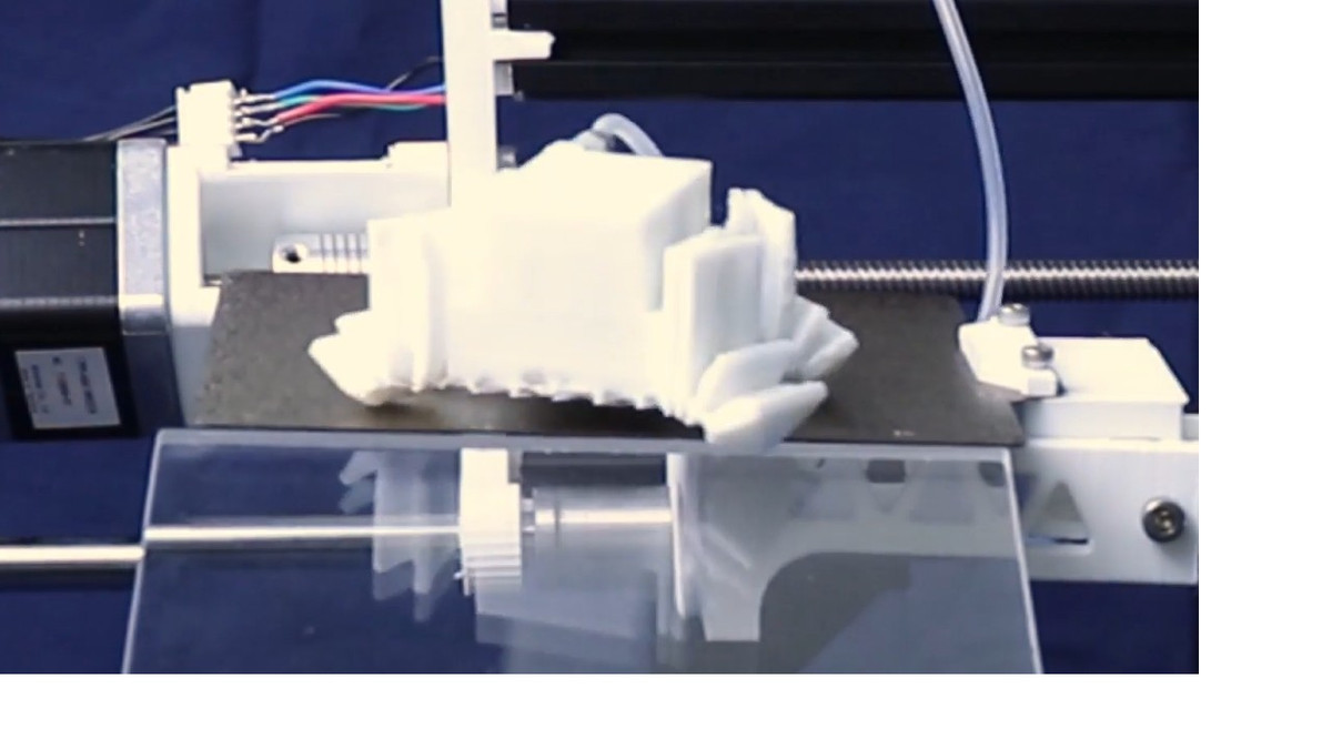 Cách tiếp cận "lộn ngược" này giúp trọng lực hỗ trợ kết dính lớp vật liệu tốt hơn, tăng độ chính xác và ổn định.(Ảnh: Tom's Hardware)