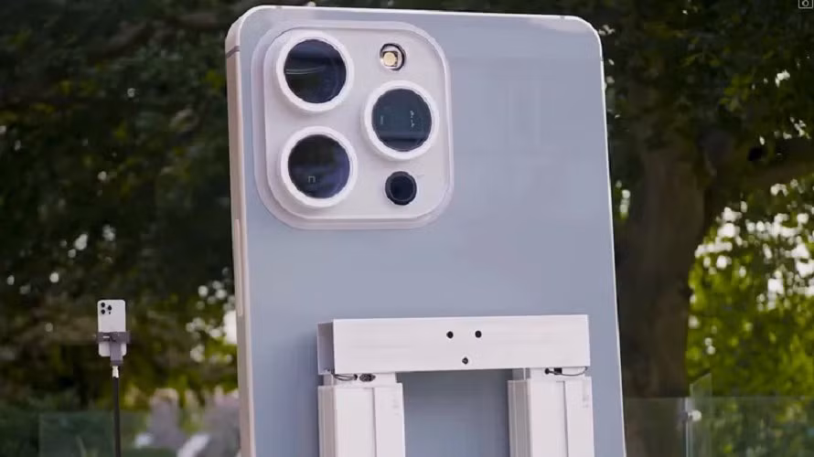 Màn hình là TV OLED 88-inch cảm ứng, camera là Canon EOS R5 và hệ thống âm thanh cực đại như sân khấu ngoài trời.