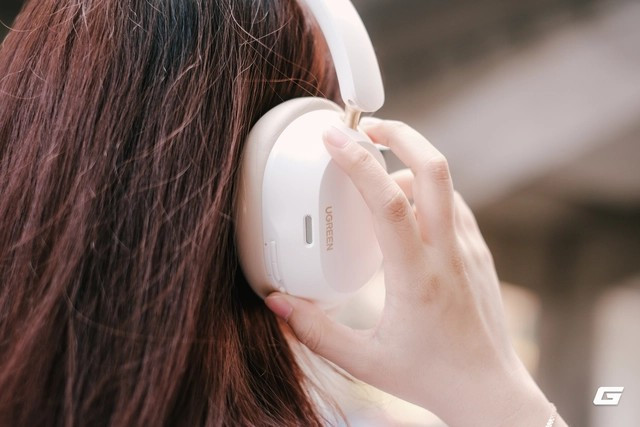 Chỉ với một sợi dây USB-C, người dùng đã có thể vừa sạc vừa nghe mà không cần cổng 3.5mm.(Ảnh: Người đưa tin)