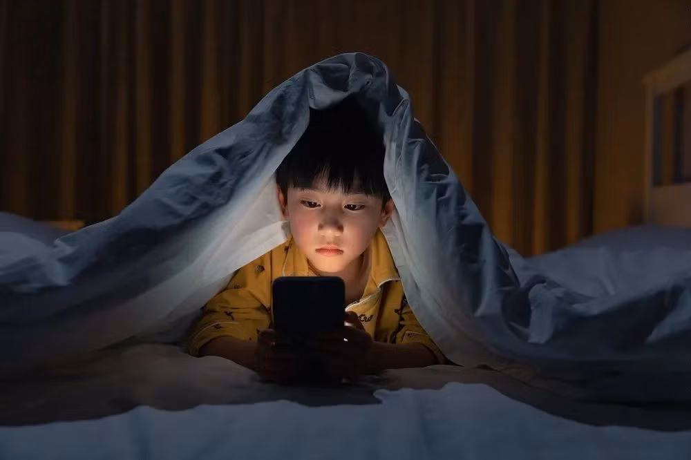 Trong một cuộc phỏng vấn mới đây, Altman lo ngại rằng các nội dung này đang "làm sai lệch" cách não bộ trẻ em phát triển.