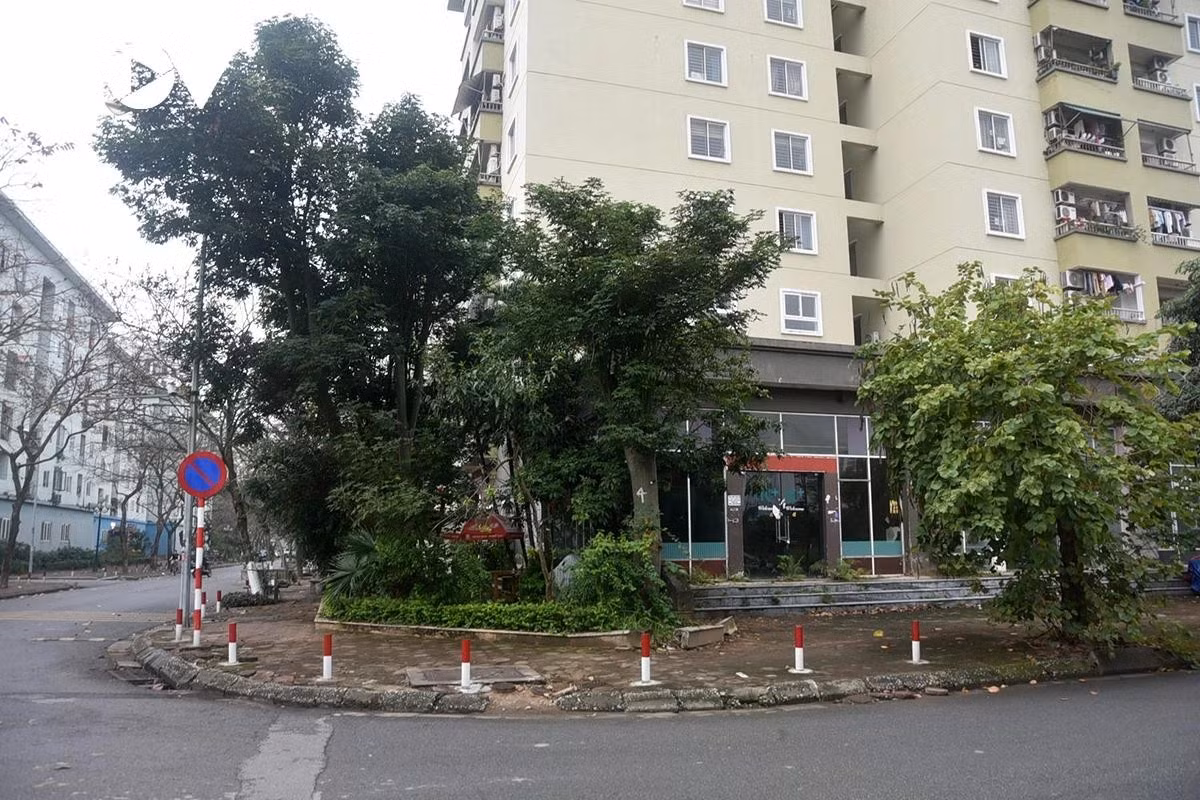 Trong khi một số ki-ốt tại các nhà đã cho thuê làm thay đổi diện mạo cảnh quan và nhịp sống khu dân cư, tại một số tòa nhà như CT 20B chưa có người thuê vẫn bỏ không.