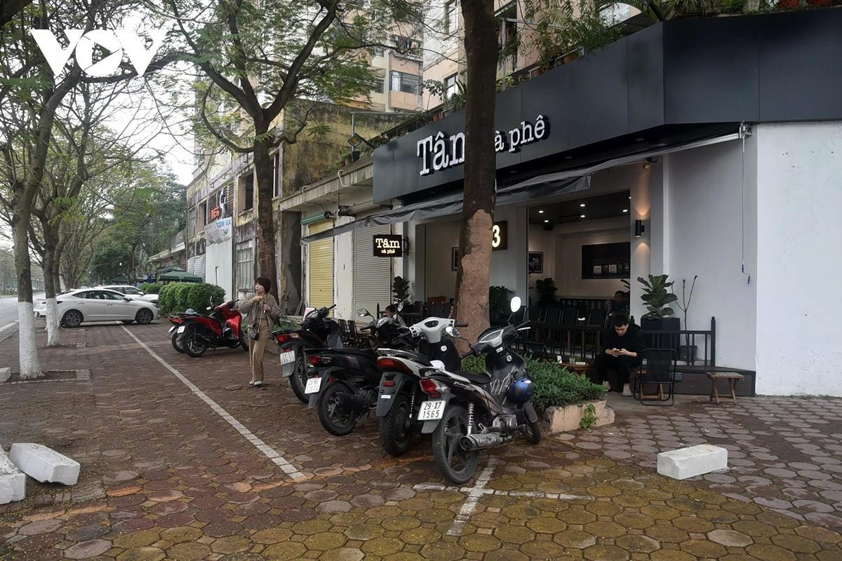 Hoạt động kinh doanh buôn bán nhộn nhịp nhờ khu vực có mật độ dân cư đông.