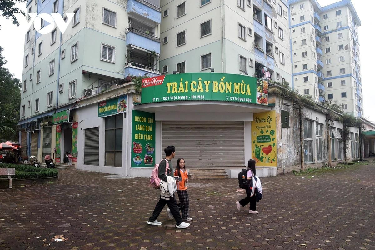 Trao đổi với phóng viên, ông Nguyễn Thế Hồng, cư dân khu đô thị Việt Hưng cho biết: “Trước đây, có thời điểm các ki-ốt đóng cửa nên khu vực xung quanh khá vắng và việc vệ sinh môi trường cũng kém hơn. Khi các ki-ốt được cho thuê kinh doanh thì khu vực nhộn nhịp hơn, sạch sẽ hơn. Tôi thấy việc cho người dân thuê lại để kinh doanh là rất tốt”.