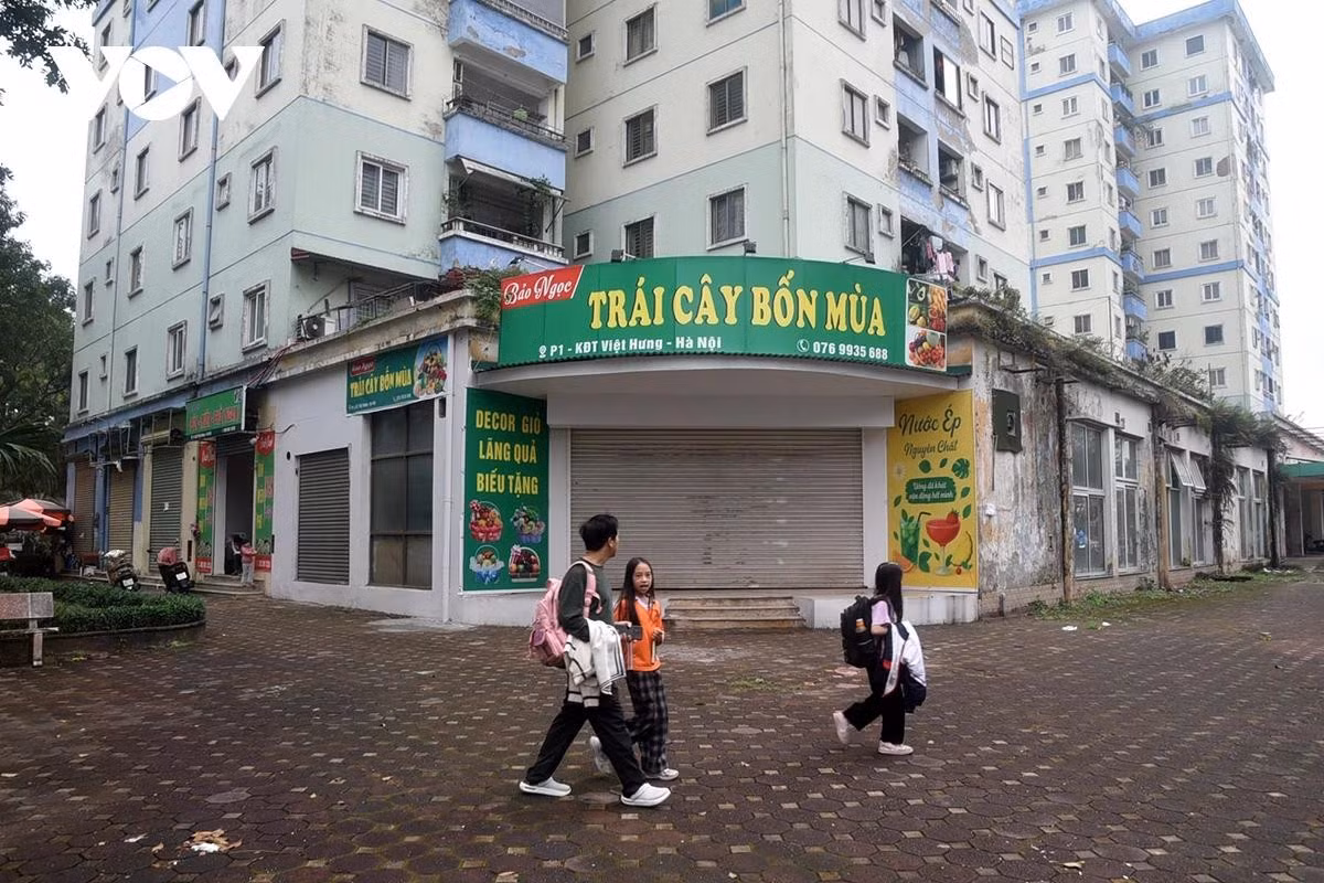 Trao đổi với phóng viên, ông Nguyễn Thế Hồng, cư dân khu đô thị Việt Hưng cho biết: “Trước đây, có thời điểm các ki-ốt đóng cửa nên khu vực xung quanh khá vắng và việc vệ sinh môi trường cũng kém hơn. Khi các ki-ốt được cho thuê kinh doanh thì khu vực nhộn nhịp hơn, sạch sẽ hơn. Tôi thấy việc cho người dân thuê lại để kinh doanh là rất tốt”.