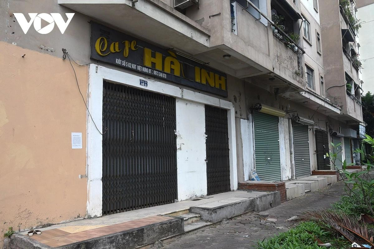 Hình ảnh dãy ki-ốt nhà K2 Khu đô thị Việt Hưng thời gian chưa cho thuê bị hoang hóa nhếch nhác lãng phí tài sản công, trong khi người dân thiếu diện tích kinh doanh.