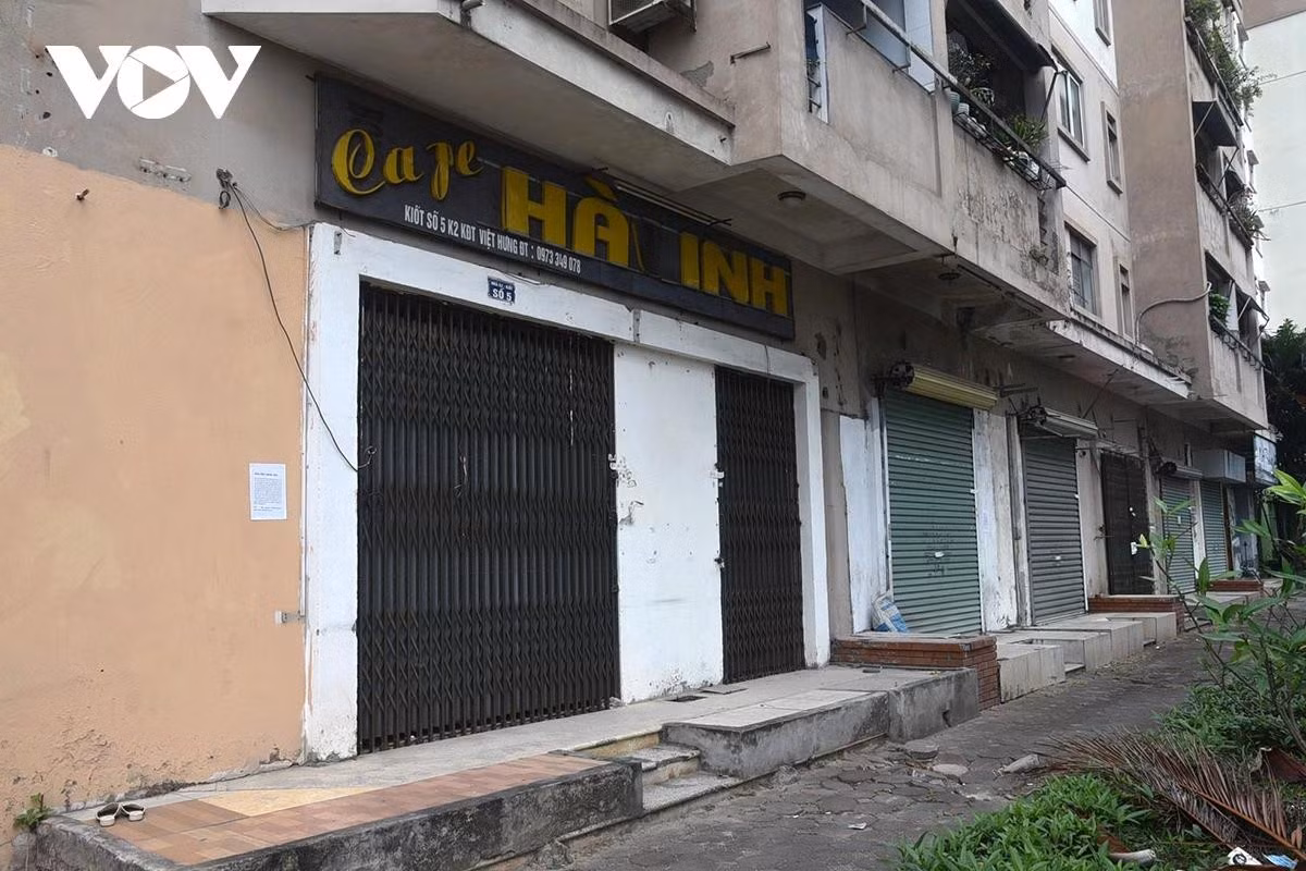 Hình ảnh dãy ki-ốt nhà K2 Khu đô thị Việt Hưng thời gian chưa cho thuê bị hoang hóa nhếch nhác lãng phí tài sản công, trong khi người dân thiếu diện tích kinh doanh.