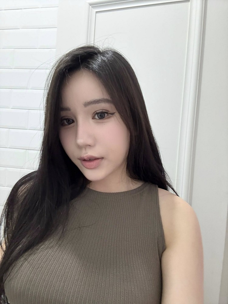 Yogurt là nữ streamer trẻ, thu hút sự chú ý nhờ ngoại hình xinh đẹp, gia thế “khủng”. Ban đầu, cô chơi game vì sở thích và chỉ livestream như một trải nghiệm nhưng dần nhận ra niềm vui trong công việc này.