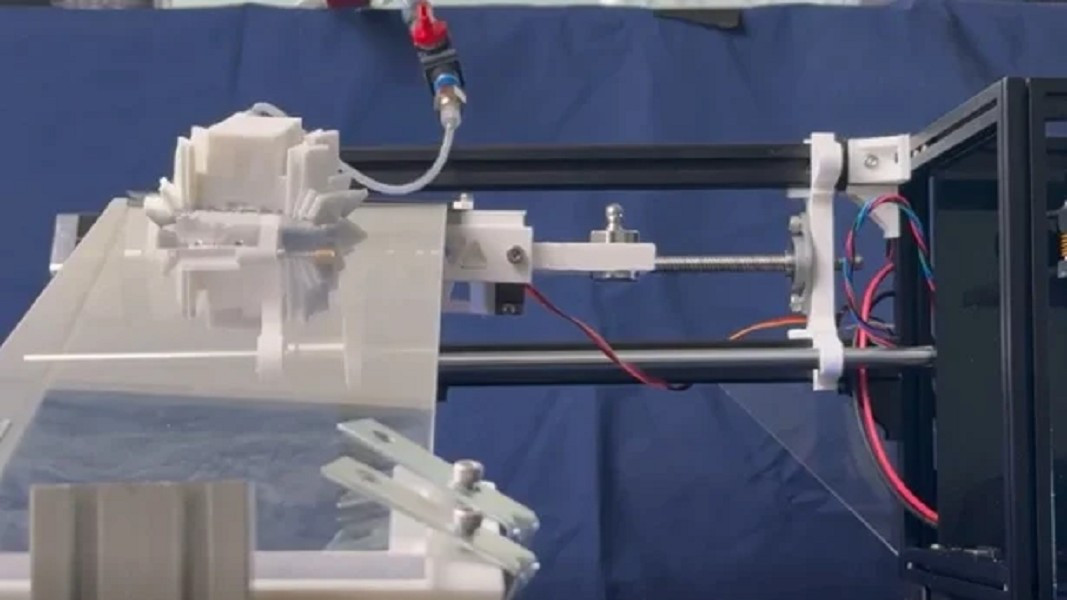 Vật liệu in là nhựa TPU mềm dẻo, thường khó kiểm soát vì dễ cong và chảy xệ khi nóng chảy.(Ảnh: RTE)