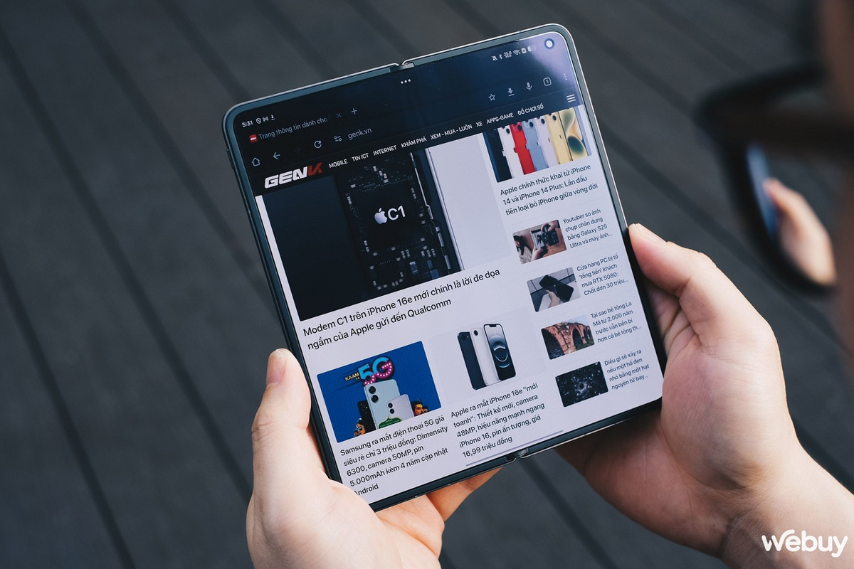 AI trở thành yếu tố đột phá, với khả năng dịch thuật thời gian thực, tối ưu pin và hỗ trợ sáng tạo nội dung, biến smartphone gập thành công cụ làm việc lẫn giải trí toàn diện. (Ảnh: We buy)