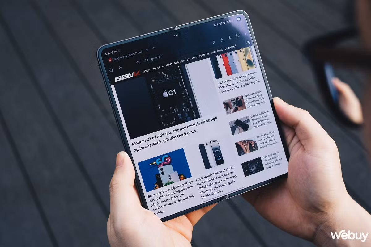 AI trở thành yếu tố đột phá, với khả năng dịch thuật thời gian thực, tối ưu pin và hỗ trợ sáng tạo nội dung, biến smartphone gập thành công cụ làm việc lẫn giải trí toàn diện. (Ảnh: We buy)