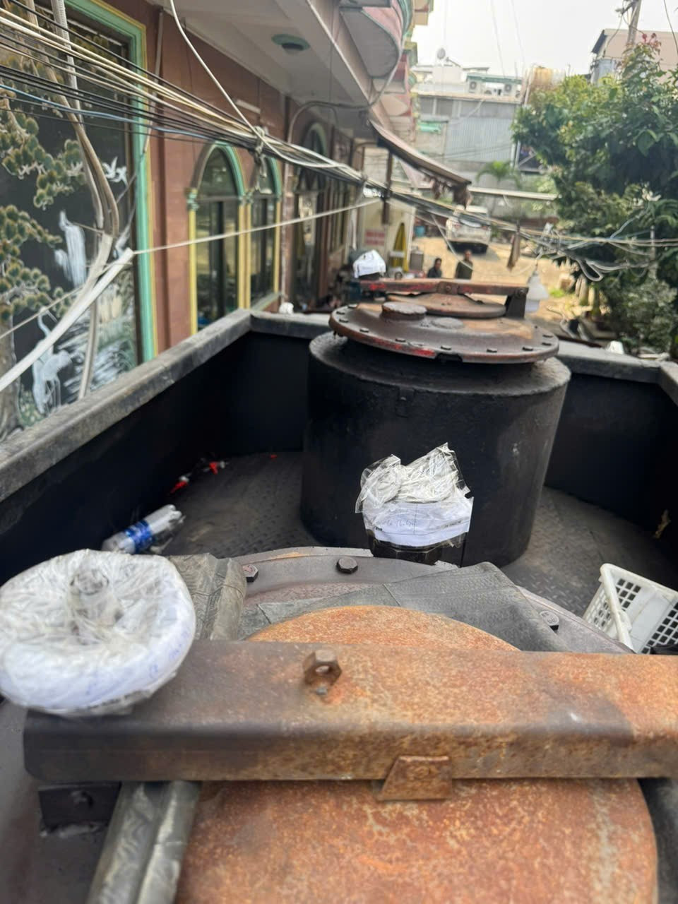 Bồn xe chứa xăng giả do các đối tượng pha chế.