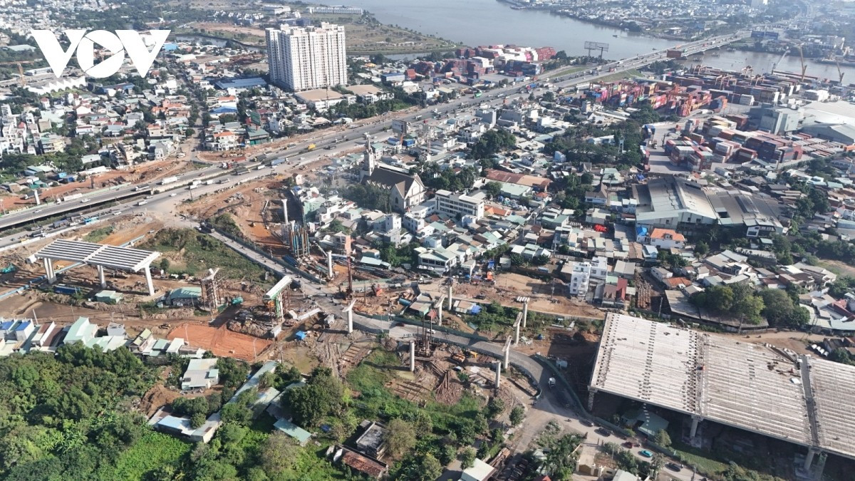 Nút giao Tân Vạn có vai trò vô cùng quan trọng, như "trái tim" của hệ thống giao thông phía Đông TP.HCM. Nơi đây phải tiếp nhận và xử lý một lượng khổng lồ hàng ngàn xe tải nặng mỗi ngày.