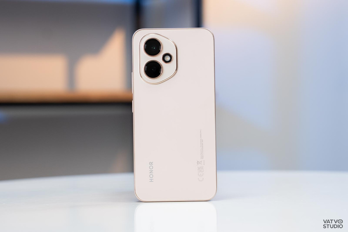 Máy còn sở hữu viên pin lớn và sạc nhanh, phù hợp cho các bạn trẻ hay di chuyển.