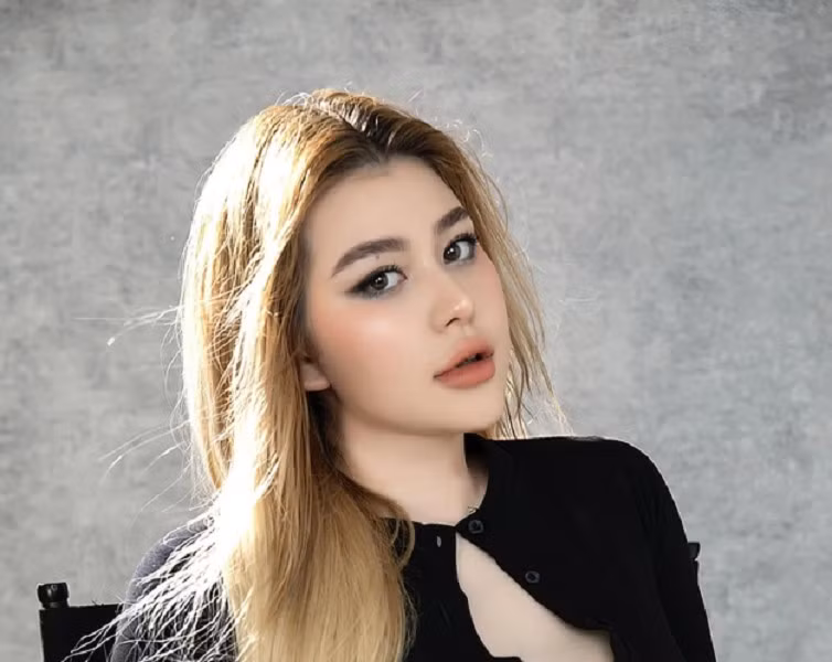 Dù không hoạt động nghệ thuật, Sunna (Wilson Nhật Anh, sinh năm 2002) vẫn là cái tên nổi bật trên mạng xã hội với gương mặt lai Tây và vóc dáng nóng bỏng.