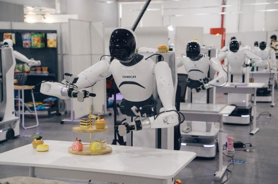 Mỗi thao tác, từ cầm nắm, di chuyển đến xử lý tình huống sai lệch, đều được ghi lại thành dữ liệu huấn luyện quý giá.