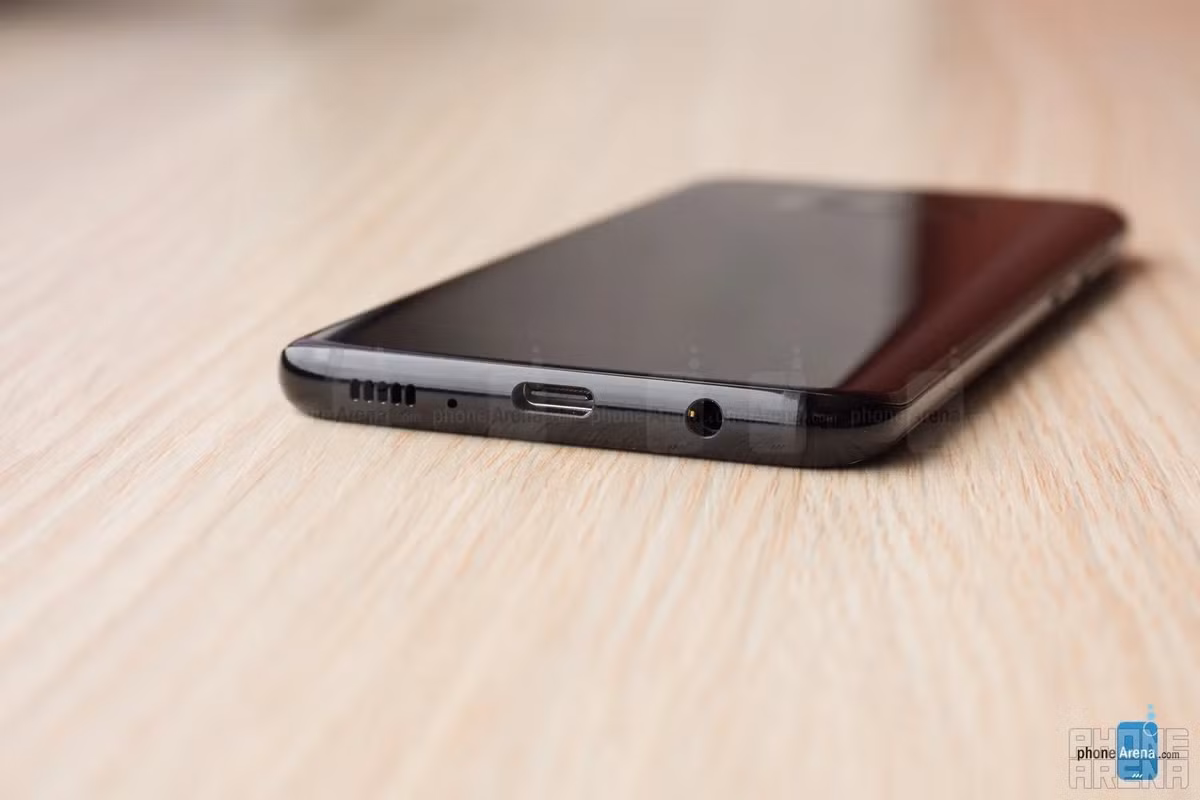 Màn hình cong từng thu hút người dùng trên các mẫu Galaxy S7 edge và S8 nhưng dần trở nên rắc rối hơn là hữu dụng. (Ảnh: Phone Arena)