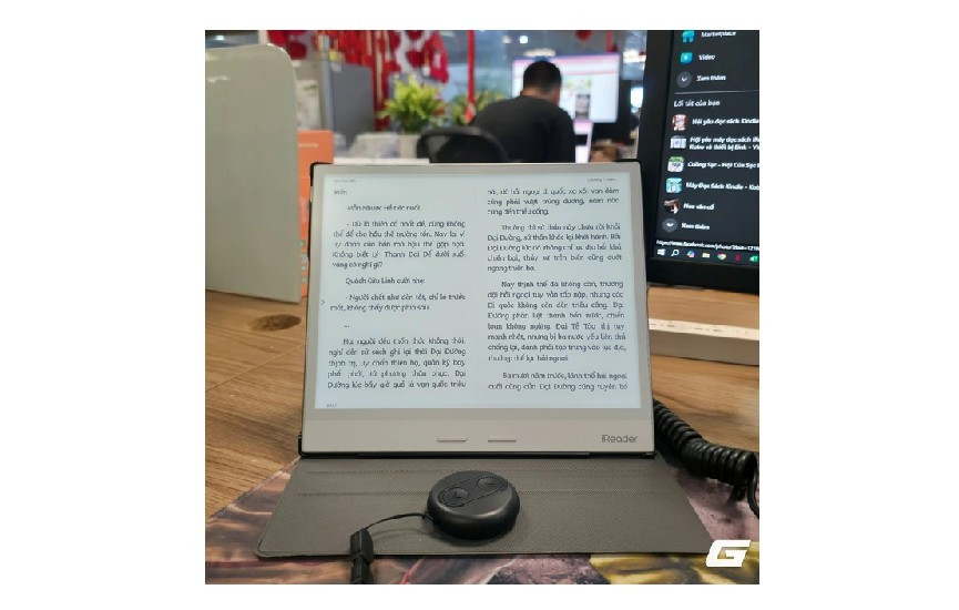 Màn hình e-ink không phát sáng trực tiếp, hiển thị nhờ phản xạ ánh sáng, nên dễ chịu hơn trong điều kiện bình thường. (Ảnh: Genk)