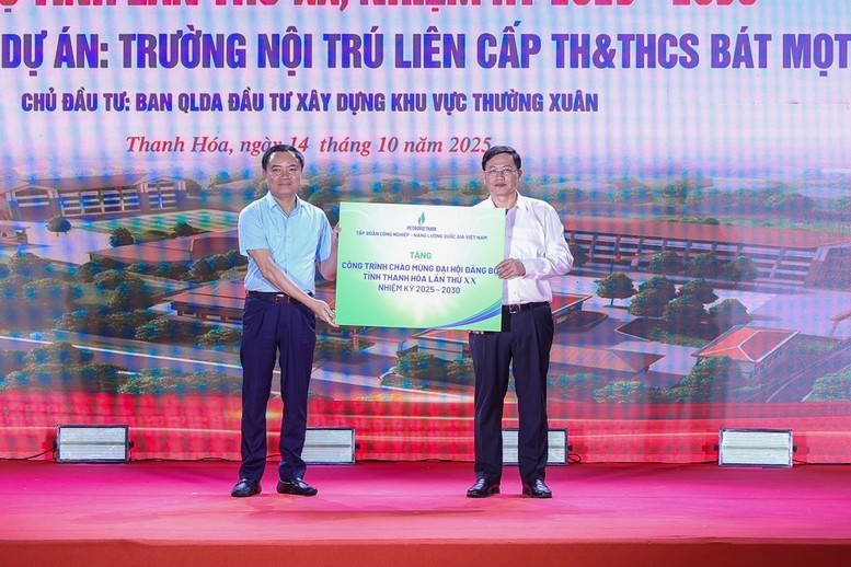Tập đoàn Công nghiệp - Năng lượng Quốc gia Việt Nam trao tặng kinh phí góp phần xây dựng dự án trường nội trú liên cấp tiểu học và THCS Bát Mọt - Ảnh: VGP/Nhật Bắc