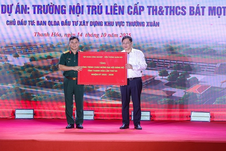 Tập đoàn Công nghiệp - Viễn thông Quân đội trao tặng kinh phí góp phần xây dựng dự án trường nội trú liên cấp tiểu học và THCS Bát Mọt - Ảnh: VGP/Nhật Bắc