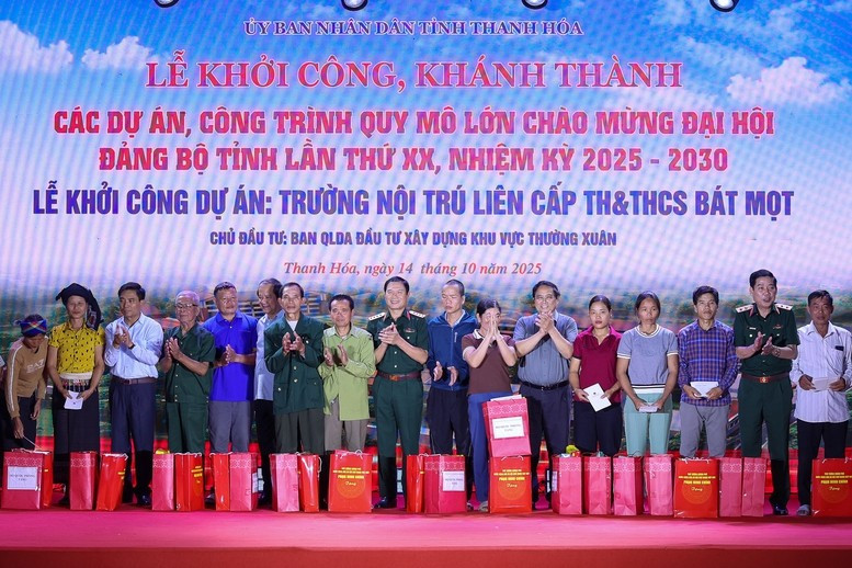 Thủ tướng và lãnh đạo Bộ Quốc phòng cũng tặng quà các gia đình có hoàn cảnh khó khăn, bị thiệt hại do thiên tai trên địa bàn 2 xã Yên Nhân và Bát Mọt - Ảnh: VGP/Nhật Bắc