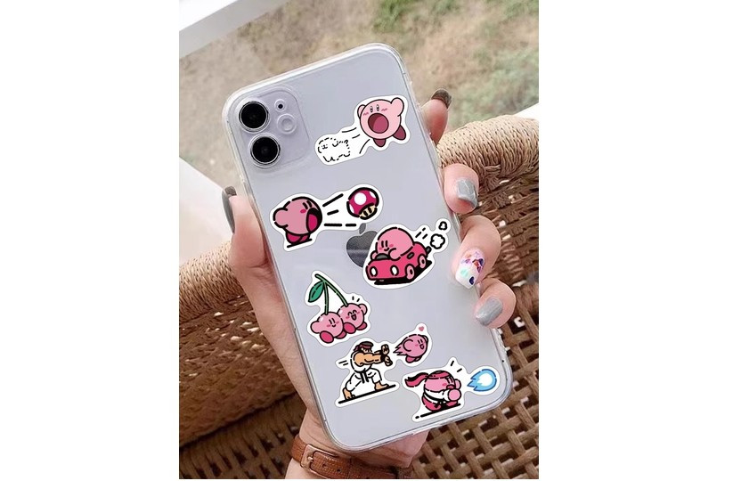 Việc dán sticker trực tiếp lên mặt lưng máy có thể cản trở quá trình tản nhiệt, khiến điện thoại nóng lên nhanh hơn và giảm tuổi thọ linh kiện.