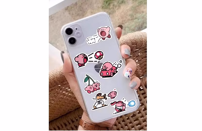 Việc dán sticker trực tiếp lên mặt lưng máy có thể cản trở quá trình tản nhiệt, khiến điện thoại nóng lên nhanh hơn và giảm tuổi thọ linh kiện.