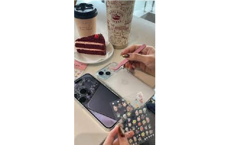 Lớp keo của sticker còn dễ để lại vết bẩn khó tẩy, làm mất giá trị máy khi bán lại hoặc nâng cấp thiết bị mới.