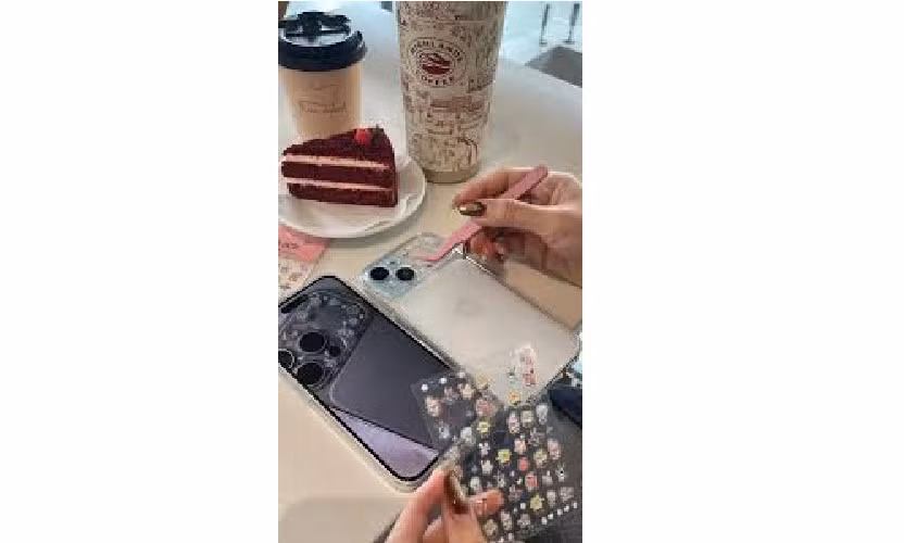 Lớp keo của sticker còn dễ để lại vết bẩn khó tẩy, làm mất giá trị máy khi bán lại hoặc nâng cấp thiết bị mới.