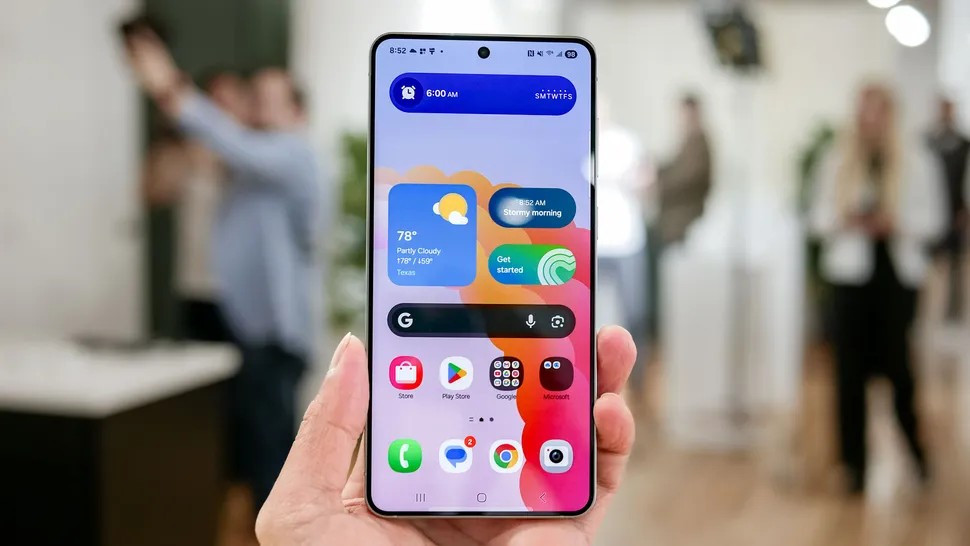 Máy dùng chip Snapdragon 8 Elite, RAM 12GB và bộ nhớ đến 512GB.