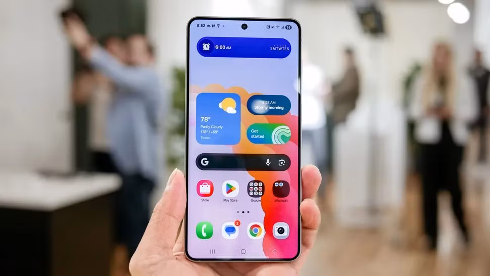 Máy dùng chip Snapdragon 8 Elite, RAM 12GB và bộ nhớ đến 512GB.