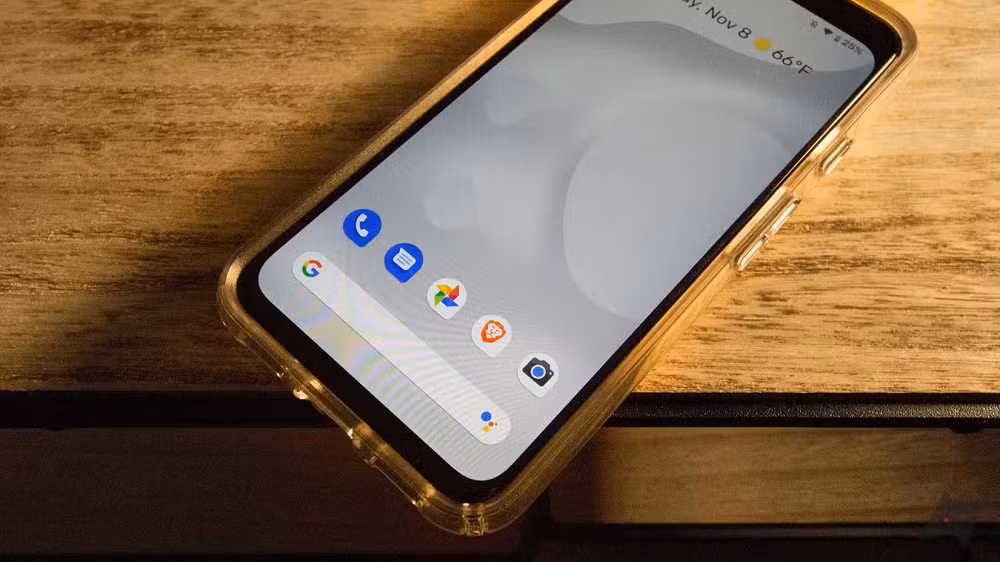 Ngoài phần mềm, yếu tố phần cứng như phụ kiện cũng đóng vai trò quan trọng, đặc biệt là việc thay thế ốp lưng tặng kèm bằng một sản phẩm chất lượng hơn để nâng cao cảm giác cầm nắm.