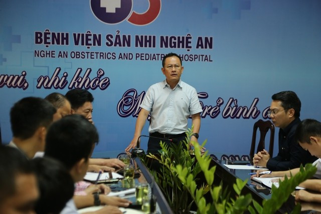 TS. Nguyễn Hữu Lê - Phó Giám đốc Sở Y tế Nghệ An chỉ đạo trực tiếp tại Bệnh viện Sản Nhi Nghệ An sau sự việc.