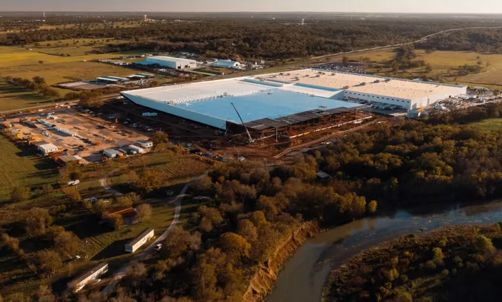 Ít nhất 37 công ty phục vụ cá nhân, quản lý bất động sản và máy bay riêng.