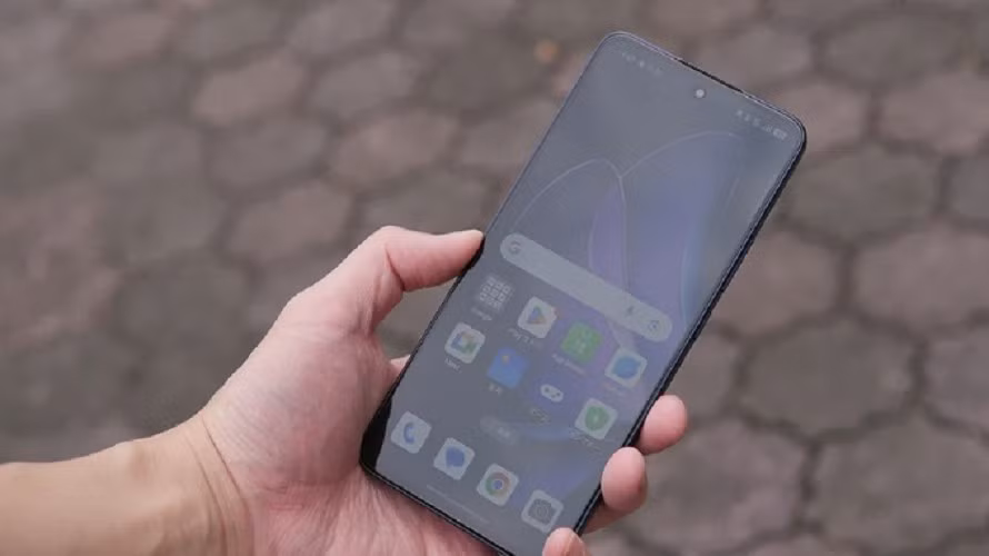 Máy chạy ColorOS 15 trên nền Android 15, hỗ trợ eSIM, 5G, NFC và có loa kép.