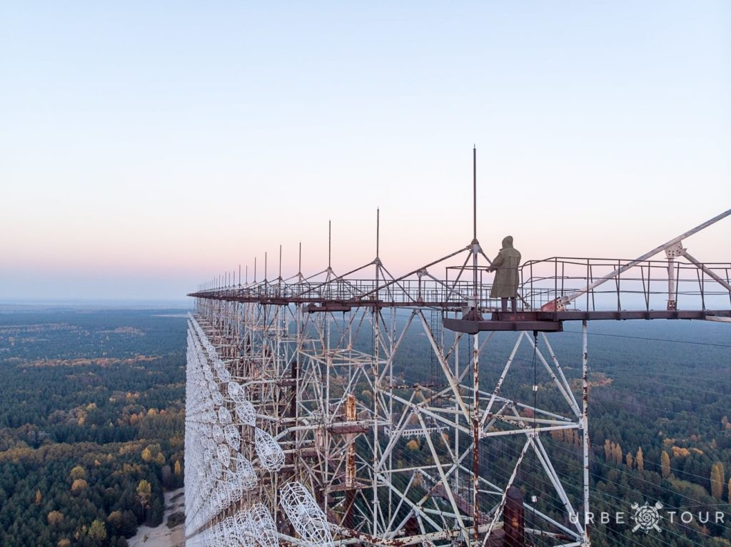 Sau nhiều năm tìm kiếm, các chuyên gia xác định nguồn phát là căn cứ tuyệt mật radar Duga, nằm sâu trong khu rừng nhiễm xạ Chernobyl. (Ảnh: Reddit)