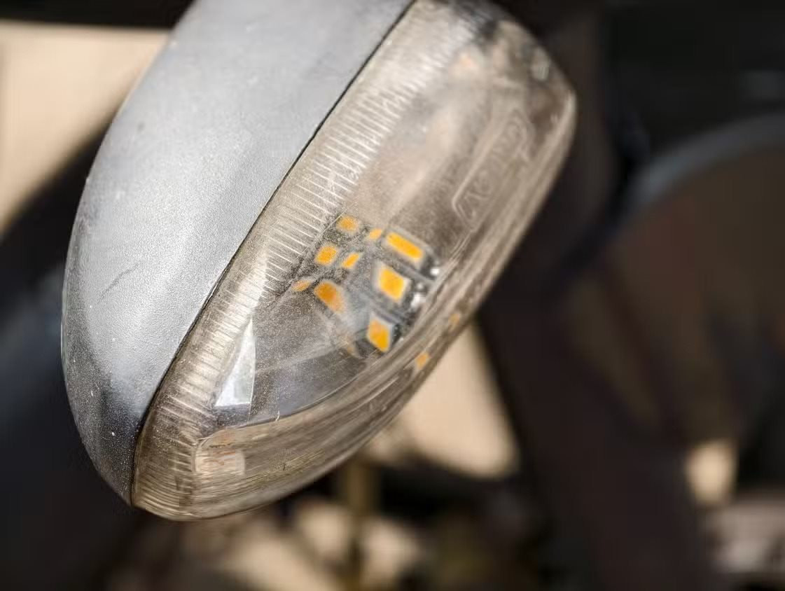 Macro thường dùng camera góc siêu rộng, buộc người dùng dí sát máy vào vật thể và dễ rung tay.