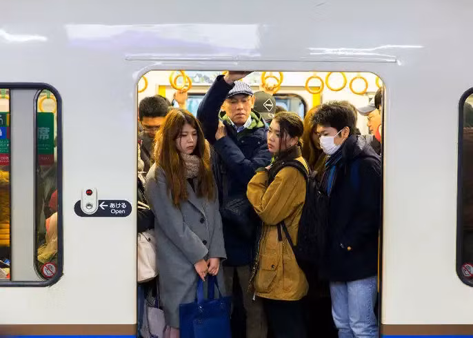 Khái niệm Meiwaku nhấn mạnh việc tránh gây phiền hà cho người khác.